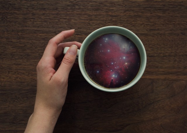 咖啡杯中的星河与海浪