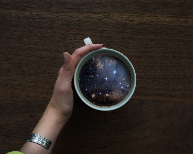 咖啡杯中的星河与海浪