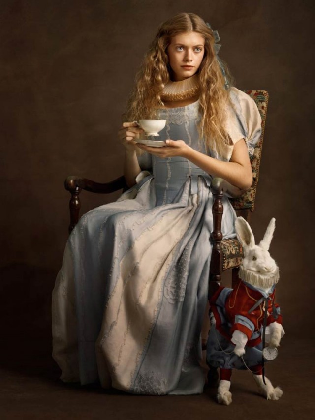 jonge vrouw met porseleinen thee- kop en konijn / jeune femme